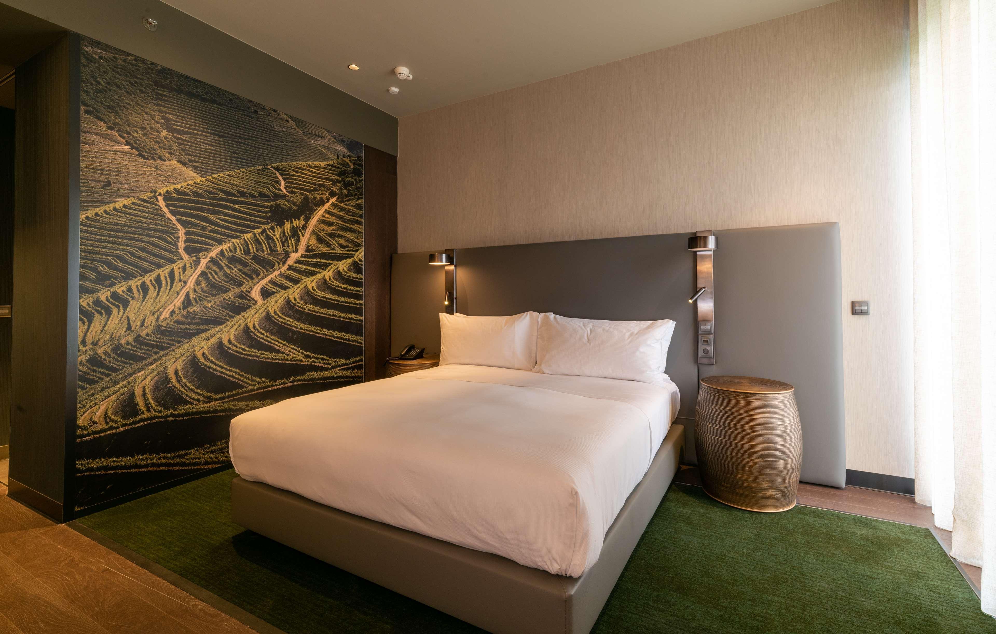 Hotel Hilton Porto Gaia Vila Nova de Gaia Exterior foto A bedroom at the hotel