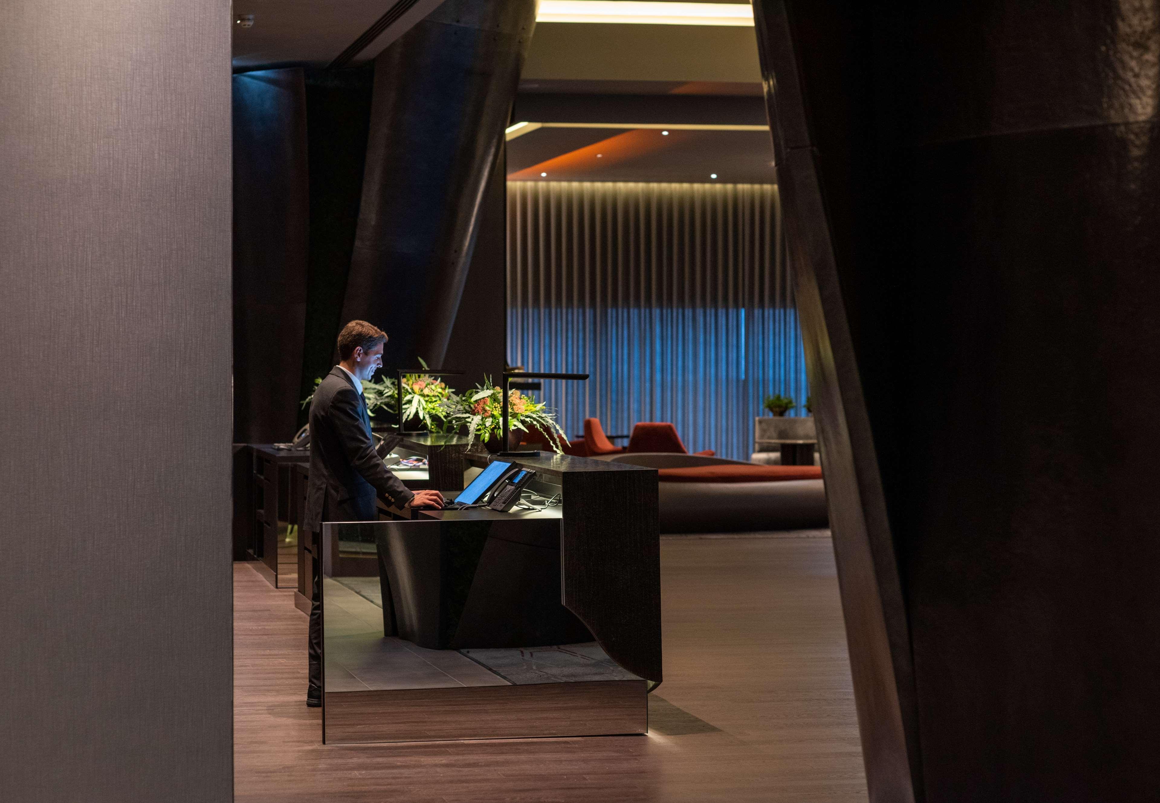 Hotel Hilton Porto Gaia Vila Nova de Gaia Exterior foto The reception desk at the hotel